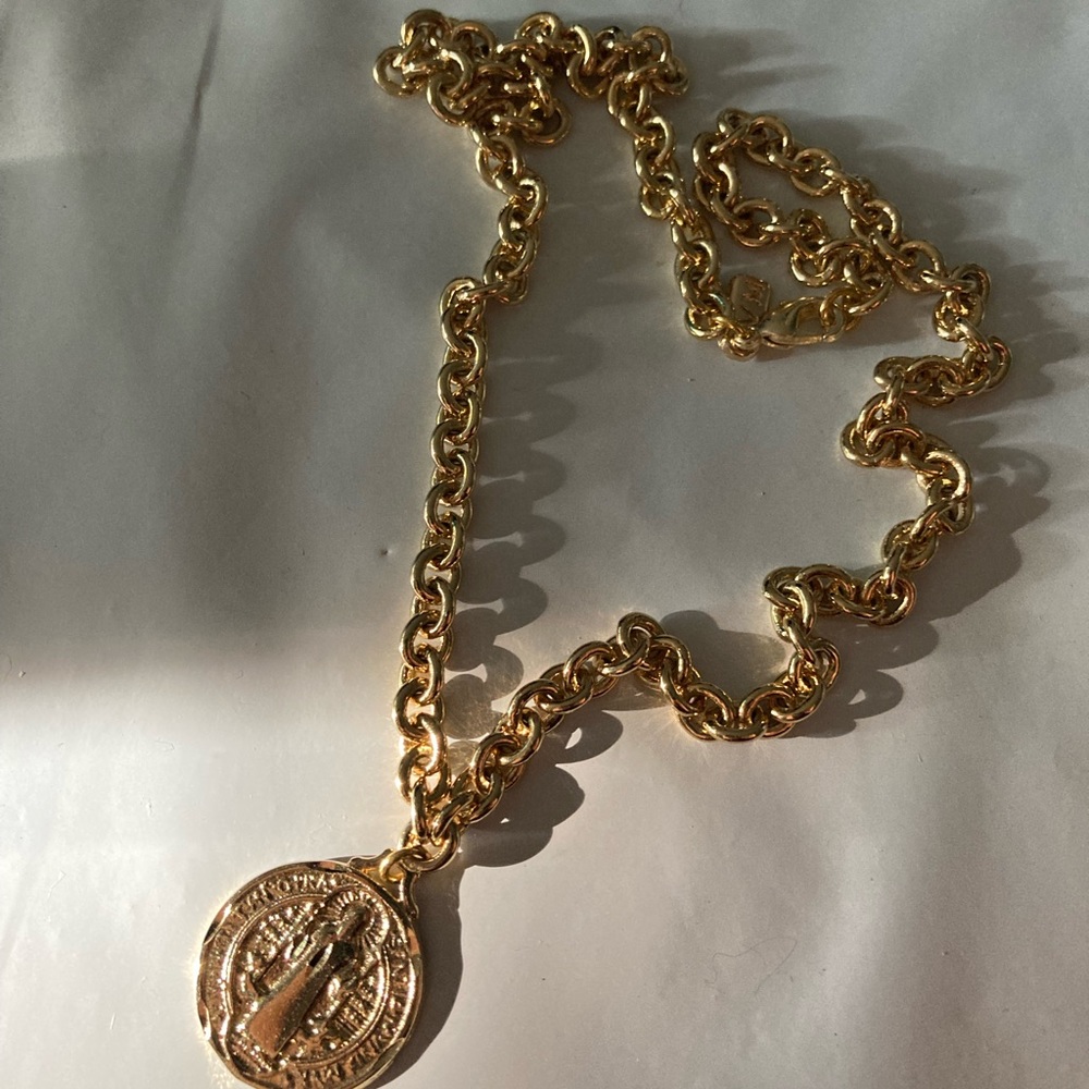 New Vanessa Mooney gold coin necklace Coin Medallion Pendant Necklace Gold - Picture 2 of 7